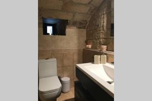 莫奈姆瓦夏的住宿－Blue Door (in the castle of Monembasia)，浴室配有白色卫生间和盥洗盆。