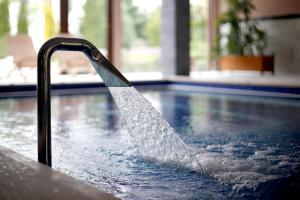 Bazén v ubytovaní Hotel Villa Völgy Wellness & Konferencia alebo v jeho blízkosti