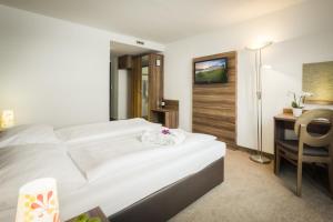 Rúm í herbergi á Hotel Enziana Wien
