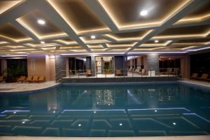 Bazén v ubytovaní Hotel Villa Völgy Wellness & Konferencia alebo v jeho blízkosti