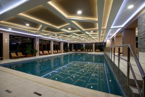 a swimming pool in a hotel with a ceiling at Hotel Villa Völgy Wellness & Konferencia in Eger