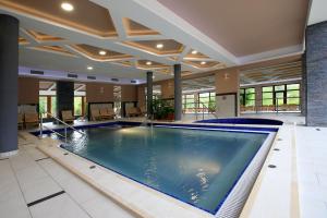 Bazén v ubytovaní Hotel Villa Völgy Wellness & Konferencia alebo v jeho blízkosti
