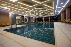 Bazén v ubytovaní Hotel Villa Völgy Wellness & Konferencia alebo v jeho blízkosti