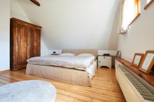 Schlafzimmer mit einem Bett und Holzboden in der Unterkunft Spieker in Hude
