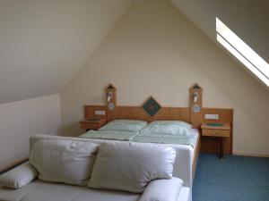 1 dormitorio con 2 camas en un ático en Haus Rose, en Wenigzell