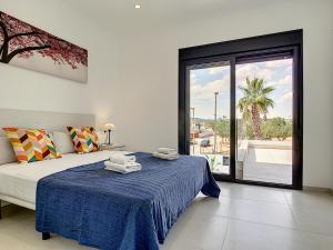 um quarto com uma cama e uma grande janela em Villa sol - Sucina - 3909 em Sucina