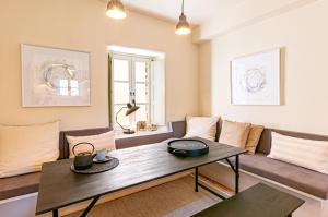 a living room with a couch and a table at Terra Ecoturismo Casa La Casona in La Focella