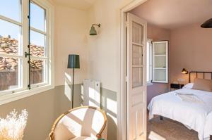 a bedroom with a bed and a window at Terra Ecoturismo Casa La Casona in La Focella
