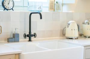 a kitchen counter with a sink and a mixer at Terra Ecoturismo Casa La Casona in La Focella