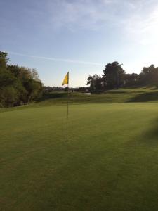 uma bandeira amarela num campo de golfe em Barca Golf House em Esposende