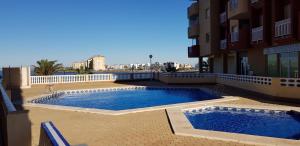 basen na boku budynku w obiekcie Seychelles Two Bedroom Apartment RP043 w mieście La Manga del Mar Menor