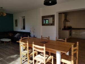 een houten tafel en stoelen in de woonkamer bij TY ROZ in Roz-sur-Couesnon
