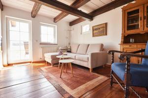 a living room with a couch and a table at InneSchün in Hude
