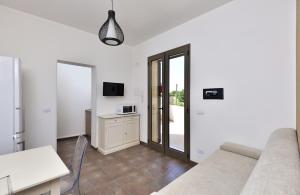 un soggiorno con un divano e un tavolo di Damavi Suite 2 a Torre dell'Orso
