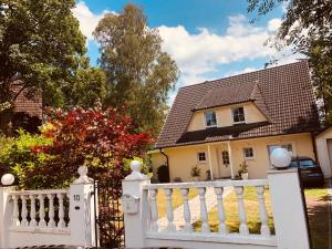 une clôture blanche devant une maison dans l'établissement Apartment Ammersbek, à Ammersbek