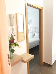 a hallway with a mirror and a bed in a room at PRECIOSO APARTAMENTO con PISCINA in Ruidera