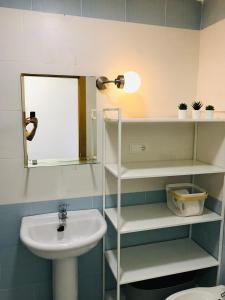 a bathroom with a sink and a mirror at PRECIOSO APARTAMENTO con PISCINA in Ruidera