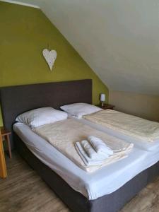 A bed or beds in a room at Lindner Ferienwohnungen und Doppelzimmer