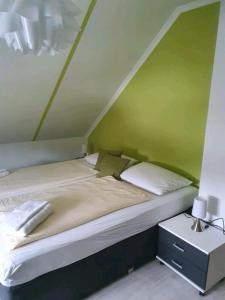 เตียงในห้องที่ Lindner Ferienwohnungen und Doppelzimmer