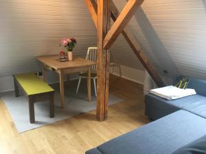Una pequeña mesa con un jarrón de flores. en 2-Zimmer-Apartment in München, en Múnich