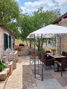 Patio alebo iná vonkajšia časť ubytovania Apartments Lavanda & Divona Šibenik