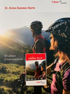 eine Gruppe von Menschen auf einem Mountainbike mit einer Zeitschrift in der Unterkunft Hotel Tirolerhof in Sankt Anton am Arlberg