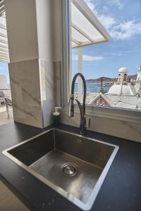 d'une cuisine avec évier et d'une fenêtre avec vue. dans l'établissement Malibú Canteras Ático 23 Vista Mar - Seaview Penthouse, à Las Palmas de Gran Canaria