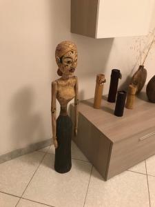 une statue d'une femme sur un comptoir avec des vases dans l'établissement Le case di Sara n.7, à Savone