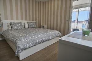 une chambre avec un lit et un bureau avec une fenêtre dans l'établissement Malibú Canteras Ático 23 Vista Mar - Seaview Penthouse, à Las Palmas de Gran Canaria