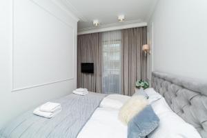 Łóżko lub łóżka w pokoju w obiekcie Cristal - Neptun Park by OneApartments