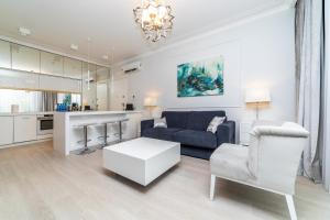 salon z kanapą i stołem w obiekcie Cristal - Neptun Park by OneApartments w Gdańsku