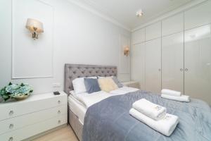 Łóżko lub łóżka w pokoju w obiekcie Cristal - Neptun Park by OneApartments