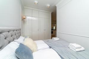 Łóżko lub łóżka w pokoju w obiekcie Cristal - Neptun Park by OneApartments