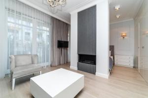 salon z białym stołem i krzesłem w obiekcie Cristal - Neptun Park by OneApartments w Gdańsku