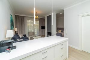 Telewizja i/lub zestaw kina domowego w obiekcie Cristal - Neptun Park by OneApartments