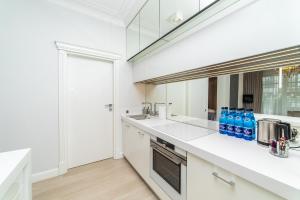 Kuchnia lub aneks kuchenny w obiekcie Cristal - Neptun Park by OneApartments