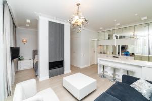 salon z kanapą i stołem w obiekcie Cristal - Neptun Park by OneApartments w Gdańsku