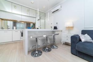 Kuchnia lub aneks kuchenny w obiekcie Cristal - Neptun Park by OneApartments