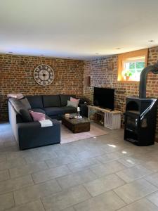 GangeltにあるFerienwohnung Hoffmannのソファと暖炉のあるリビングルーム