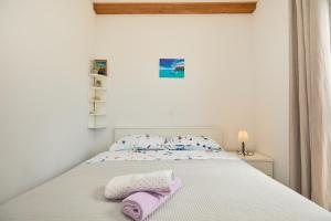 ein Schlafzimmer mit einem Bett mit zwei Handtüchern darauf in der Unterkunft Santa Barbara Mljet apartment in Babino Polje