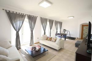 索瓦馬的住宿－Villa Sea Breeze，客厅配有白色的沙发和桌子