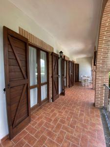 un pasillo con una fila de puertas en un edificio en Il Poggio degli Ulivi, en Collicello