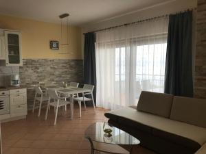 Kuchyňa alebo kuchynka v ubytovaní Villa Suzy-Apartments Suzana