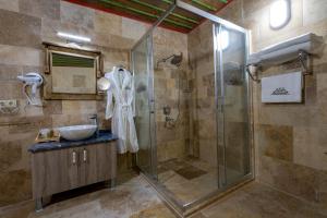 Bilik mandi di Underground Cave Suites Hotel