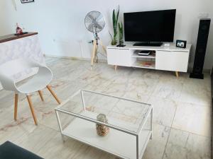 Televízia a/alebo spoločenská miestnosť v ubytovaní Apartamento Morrocoy