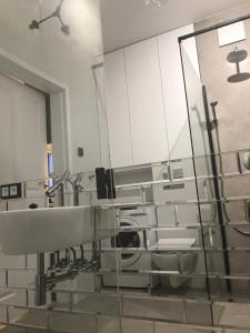 Kamar mandi di Luxury Wola Apartament