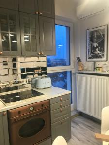 A kitchen or kitchenette at Luxury Wola Apartament