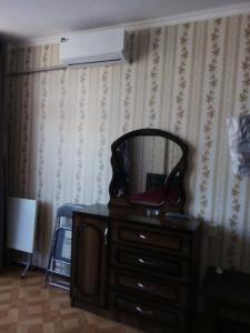a bedroom with a dresser and a wall at kvartira 120 m do pliaj in Batumi
