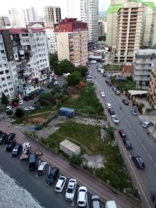 a view of a city with cars parked on the street at kvartira 120 m do pliaj in Batumi