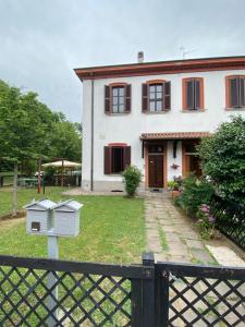 uma casa com um alimentador de aves em frente em Crespi d'Adda a "colori" em Capriate San Gervasio